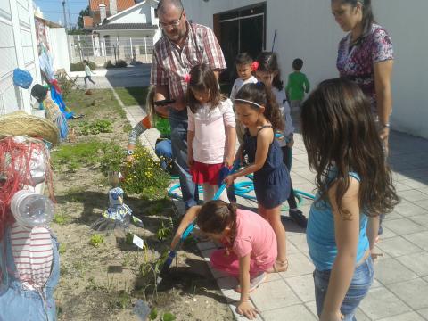 um exemplo da colaboração dos pais na dinamização da manutenção da horta.